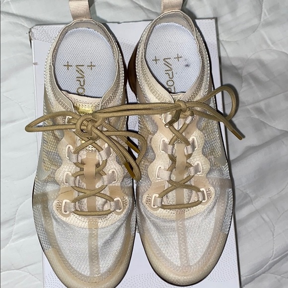 Women’s Nike Air Vapormax - Picture 2 of 4